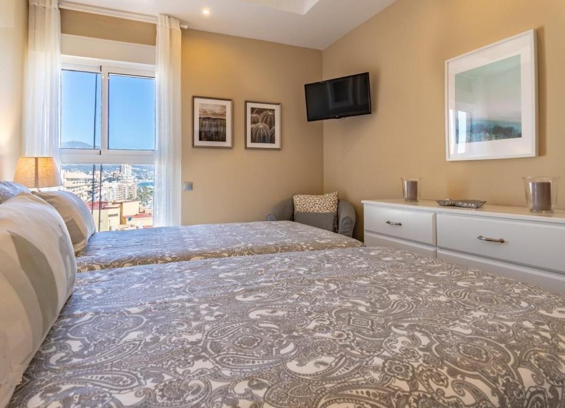 Fuengirola. Bonito apartamento en Paseo Marítimo. Espectaculares vistas al mar. Primera línea Exterior foto