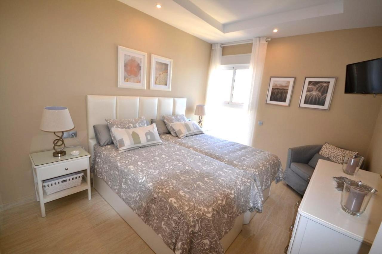 Fuengirola. Bonito apartamento en Paseo Marítimo. Espectaculares vistas al mar. Primera línea Exterior foto